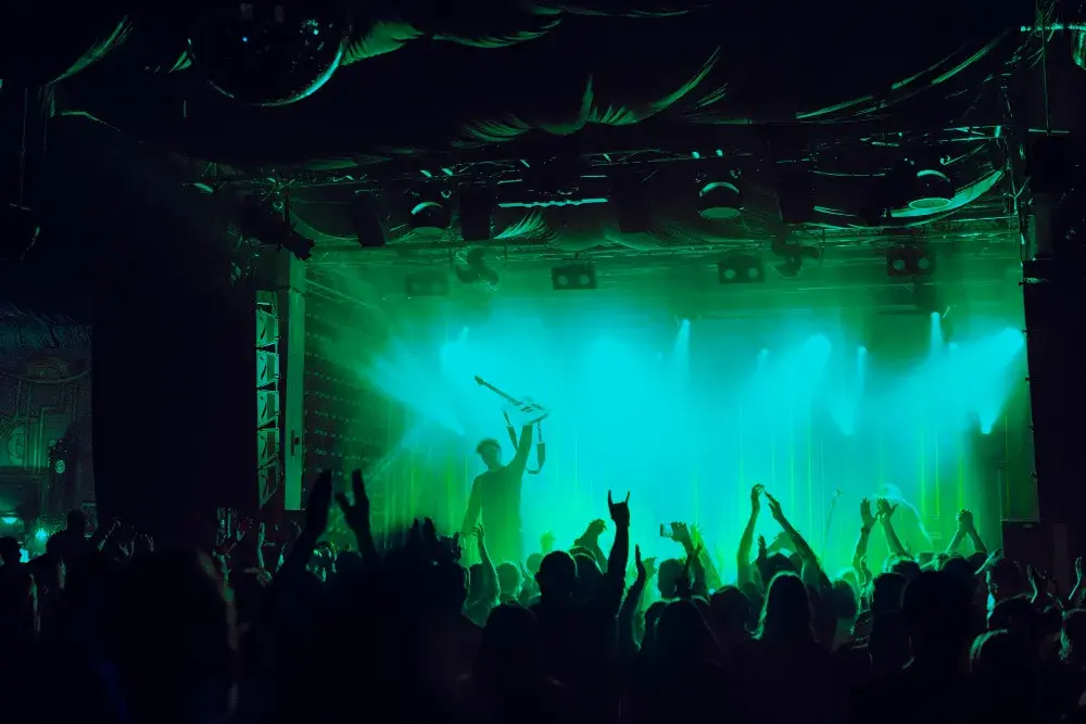 Escenario iluminado con tecnología avanzada